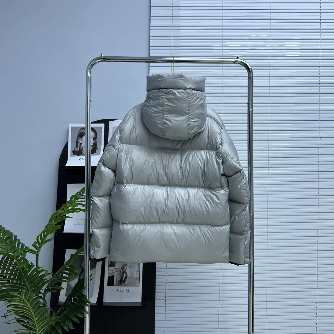 P820 ​​𝘾𝘼𝙉𝘼𝘿𝘼 𝙂𝙊𝙊𝙎𝙀/Canada Goose 2023 Limited New Crofton Puff Down Jacket Pure Guangzhou Inspection 80 White Duck Down Filling‼  Top version, ceiling level‼ Crofton soft bread, the latest style in 2023, has a cold protection effect of up to level 4. It is made of recycled Feather-Light tear-resistant fabric. It is ultra-light and has no weight on the upper body at all! The unique black label highlights your temperament‼  Canada Goose, a Canadian brand, has always been recognized as the warmest down jacket. Various Instagram celebrities, Internet celebrities, and celebrities often wear it for street photos. I do Canada Goose every year, but I still can’t get rid of my love for geese. No matter how cold the winter is, there is no need to be afraid, because there are geese! Filled with 80% white duck down, Canada Goose is the legendary warmest down jacket and is known as a must-have for Arctic outdoor sports! The most popular down jacket in the world, celebrities are rushing to buy it, it is a must-have! Same style for men and women Size: S~XXL